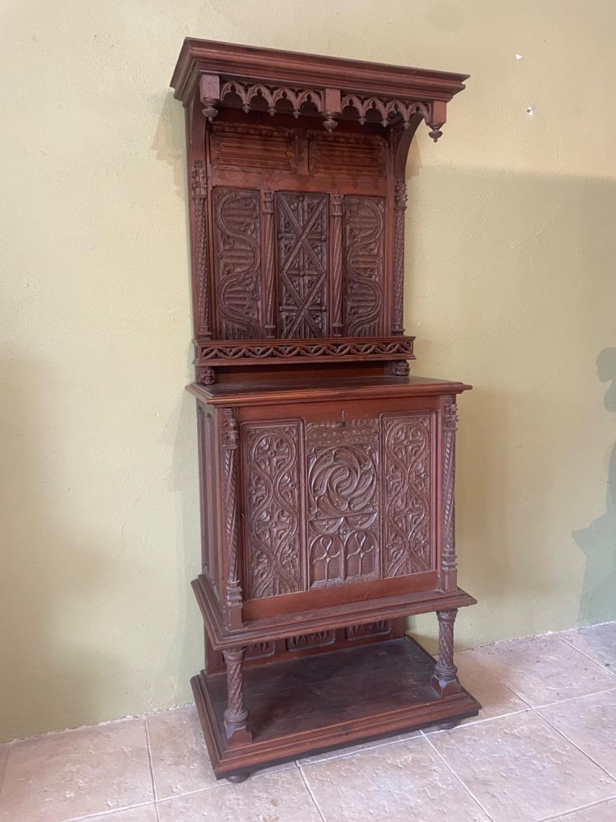 Crédence de style gothique en chêne 