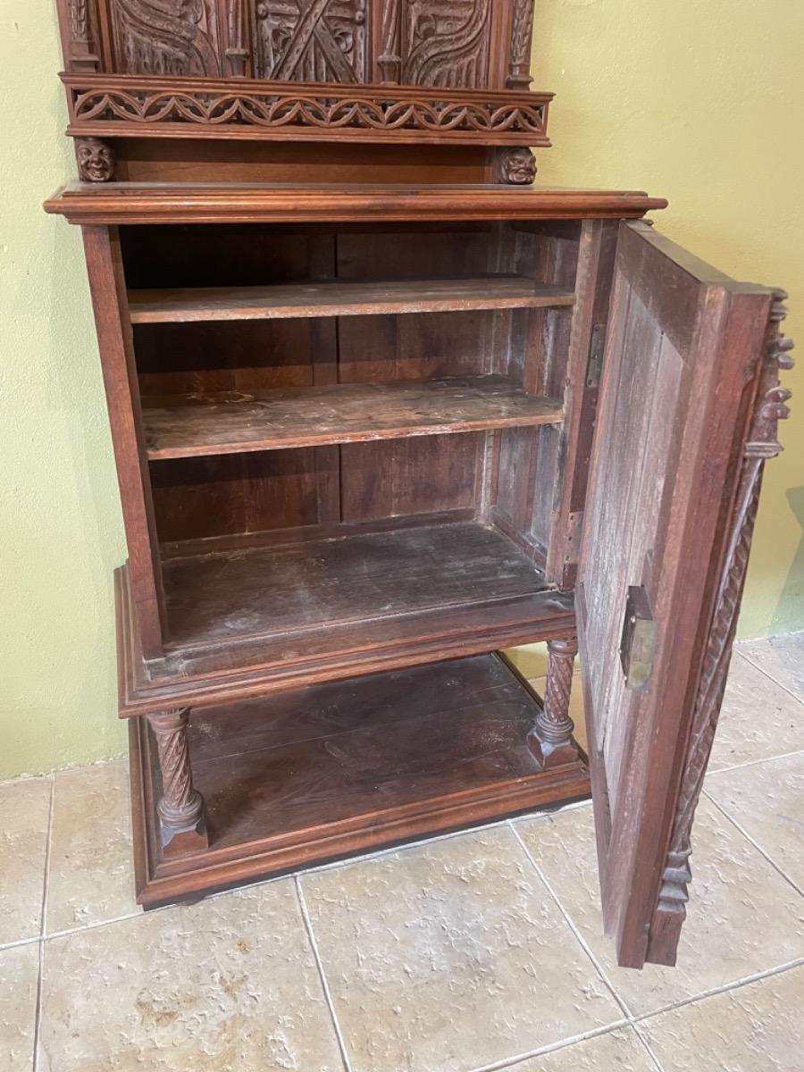 Crédence de style gothique en chêne 